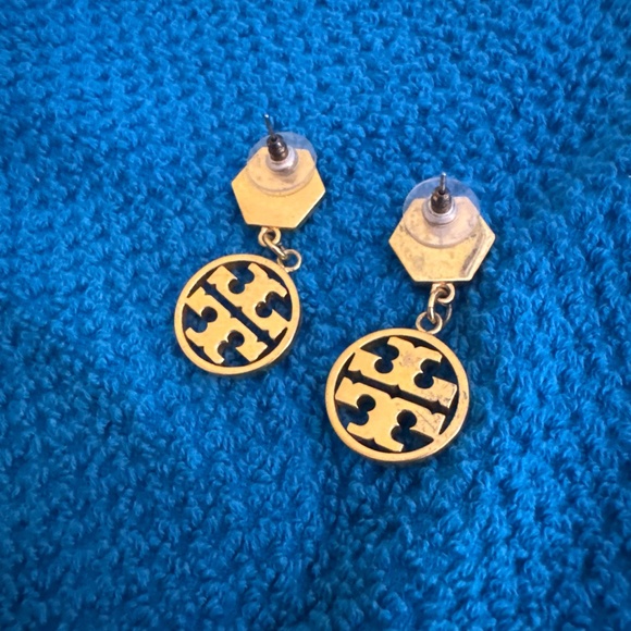 Tory Burch Gold logo dangle pierced earrings - Picture 4 of 4